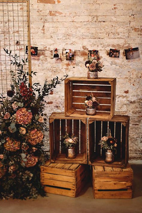 Diy Ideas For Wedding Decor, Rustic Autumn Wedding Flowers, Autumnal Wedding Decorations, Rustic Autumn Wedding Decorations, Wooden Crate Wedding Decor, Wedding In Autumn, Autumn Event Decor, Autumnal Wedding Decor, Crates Wedding Decor