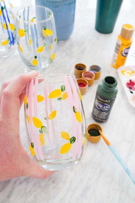 DIY Painted Plaid & Lemon Glasses • PMQ for two Painted Wine Glasses Lemons, Prosecco Glass Painting, Lemon Glass Painting, Diy Cup Painting, Wine Glass Painting Party, Champagne Glass Painting, Wine Glass Painting Ideas Easy Simple, Drawing On Cups, Glass Painting Easy