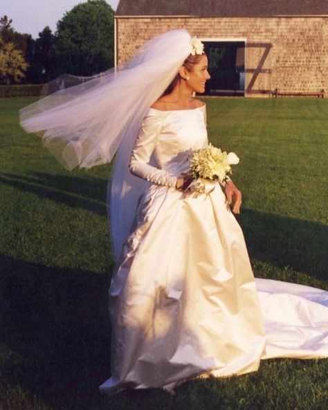 @aerin on Instagram: “Happy Birthday @oscardelarenta. You designed my beautiful wedding dress 24 years ago and many more after that. Missing you very much and…” Bachelor Button Flowers, Red Carpet Wedding, Aerin Lauder, Celebrity Wedding Photos, Duchess Satin, Bridal Beauty, Beautiful Wedding Dresses, Celebrity Weddings, Summer Wedding