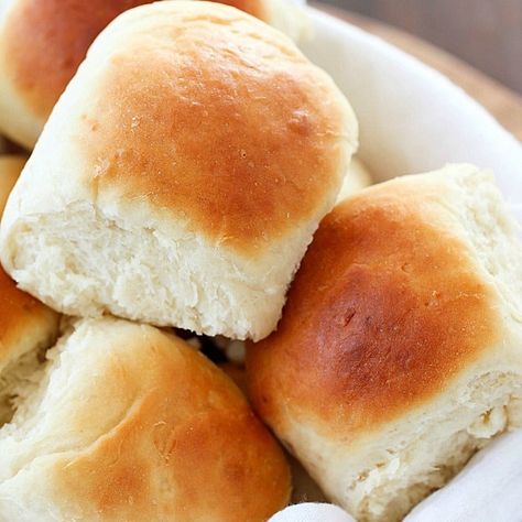 30 Minute Easy Dinner Rolls (Small Batch) via @jennikolaus Healthy Dinner Rolls, Easy Dinner Rolls, Quick Dinner Rolls, Dinner Rolls Easy, Easy Yeast Rolls, Tasty Bread Recipe, Homemade Dinner Rolls, Yeast Rolls, Dinner Rolls Recipe