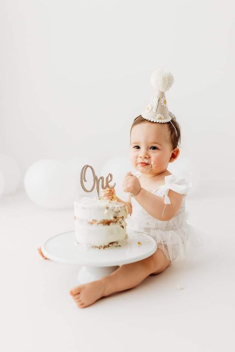 First Birthday Crib Picture, December 1st Birthday Photoshoot, First Year Birthday Photoshoot, Neutral 1st Birthday Photoshoot, Diy First Birthday Photoshoot At Home, Minimalist 1st Birthday Photoshoot, 1st Birthday Girl Photosession, Photoshoot Baby 1 Year, 1st Birthday Girl Cake Smash