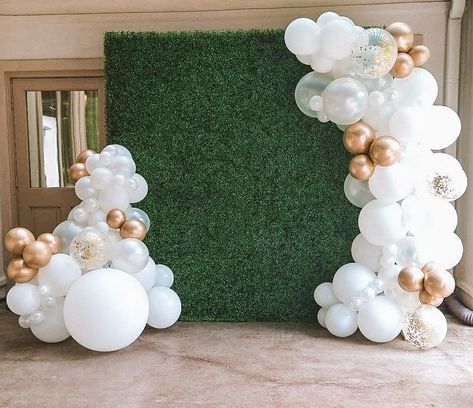 Green boxwood walls, balloon garland Balloons Around Backdrop, Wedding Backdrop Design With Balloons, Hedge Wall Backdrop With Balloons, Greenery Wall Backdrop With Balloons, Wedding Backdrop Design Balloon, Greenery Wall Balloon Garland, Diy Backdrop With Balloons, Balloon Picture Backdrop, Green Wall Backdrop With Balloons