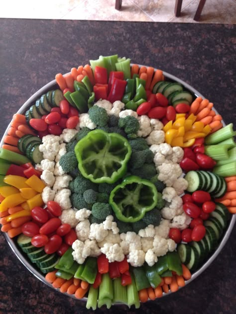 Vegetable Trays, Beautiful Salads, Vegetable Tray, Vegetable Platter, Decorações Com Comidas, Relish Trays, Party Food Platters, Tray Ideas, Fun Salads