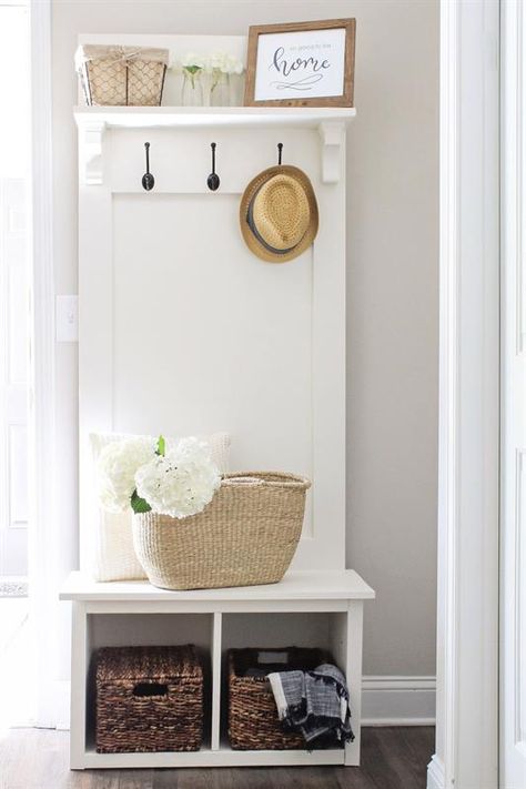 An entryway hall tree bench that is perfect for providing organization for small spaces! It works great in entryways, mudrooms, hallways, and more. Entryway Hall Tree Bench, Large Mudroom, Entryway Tree, Rustic Farmhouse Entryway, Diy Bank, Es Shoes, Hall Tree Bench, Ideas Entryway, Shoes Organizer