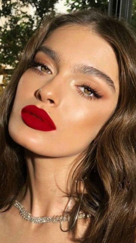 Red Lips Makeup Look, Natural Prom Makeup, Red Lipstick Makeup, Summer Makeup Looks, Red Lip Makeup, Smink Inspiration, Natural Makeup Tutorial, Makijaż Smokey Eye, Braut Make-up