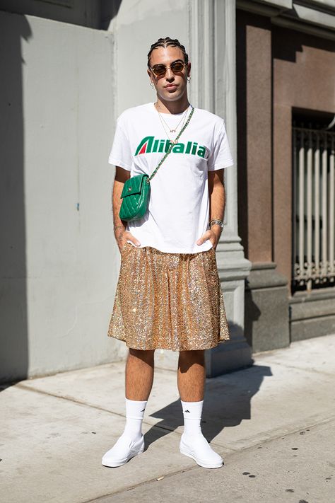 STYLECASTER | 14 of the Best Androgynous Street Style Looks from Men's Fashion Week Agender Style, Unisex Fashion Gender Neutral, Man In Skirt, Fashion Gender Neutral, Non Binary Gender, Gender Neutral Outfits, Equality Pride, Mens Fashion Week Street Style, New York Fashion Week Men