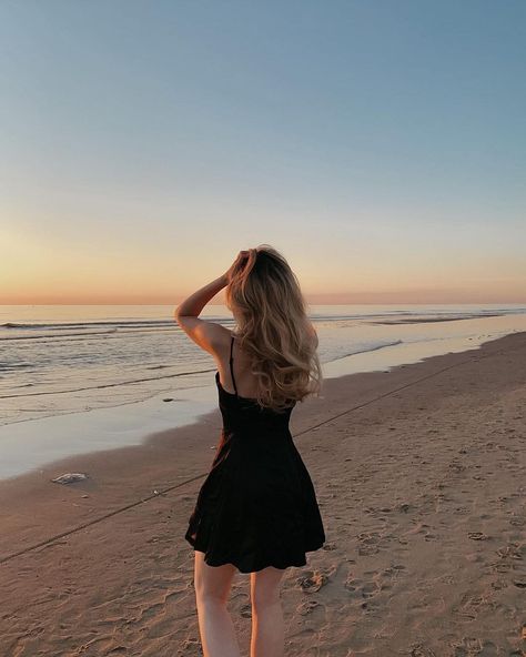 Beach Cute Poses, Aesthetic Poses In Dress, Beach Dress Poses, Poses In Shorts, Poses In Beach, Beach Instagram Photos, Beach Aesthetic Girl, Beach Dress Photoshoot, Beach Poses With Dress