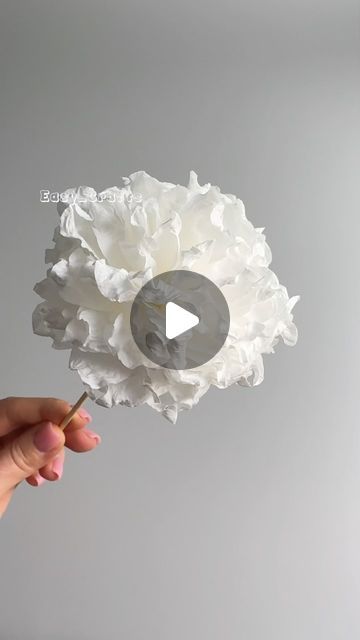 Cool Useful Crafts Diy Ideas, What To Do With Paper Flowers, New Ideas For Crafts, Crafting Videos Diy, Diy Flower Easy, Diy White Flowers, Cute Paper Things To Make, Paper Flower Craft Ideas, Cute Diy Flowers