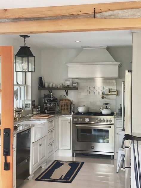 Travel Diary: Mid Coast Maine — Nine and Sixteen Home Nine And Sixteen, Tessa Foley, Cozy Cottage Kitchen, Beautiful Monday, English Cottage Decor, Colonial Kitchen, Small Cottage Homes, English Decor, Cottage Kitchens