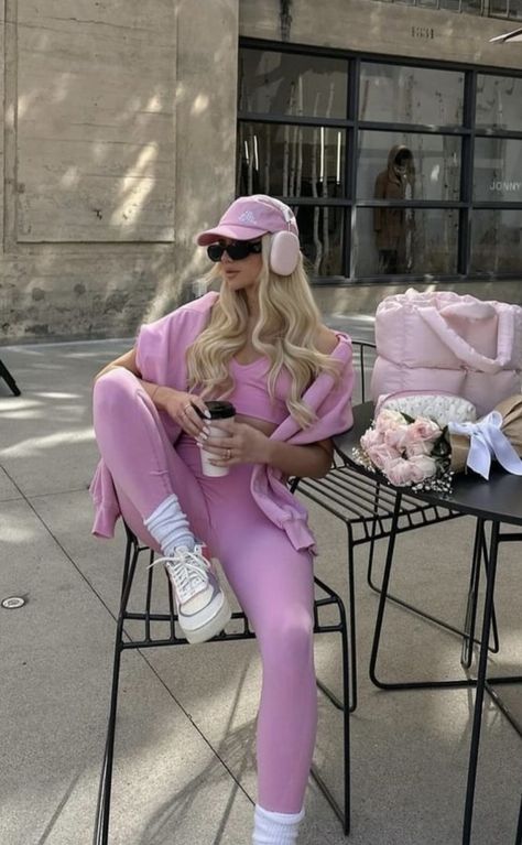 Casual Outfits Spring, Pink Outfits Aesthetic, Winter Athleisure, Spring Business Casual Outfits, Valentines Aesthetic, Aesthetic Valentines, Fashion Athleisure, Aesthetic Feminine, Pink Tracksuit