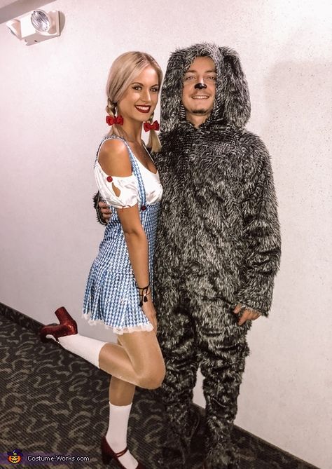 Dorothy And Toto Costume Couple, Dorothy And Toto Costume, Hallo Costumes, Dorothy And Toto, Halloween Fits, Dorothy Wizard Of Oz, Couple Costume, Homemade Costume, Costume Works