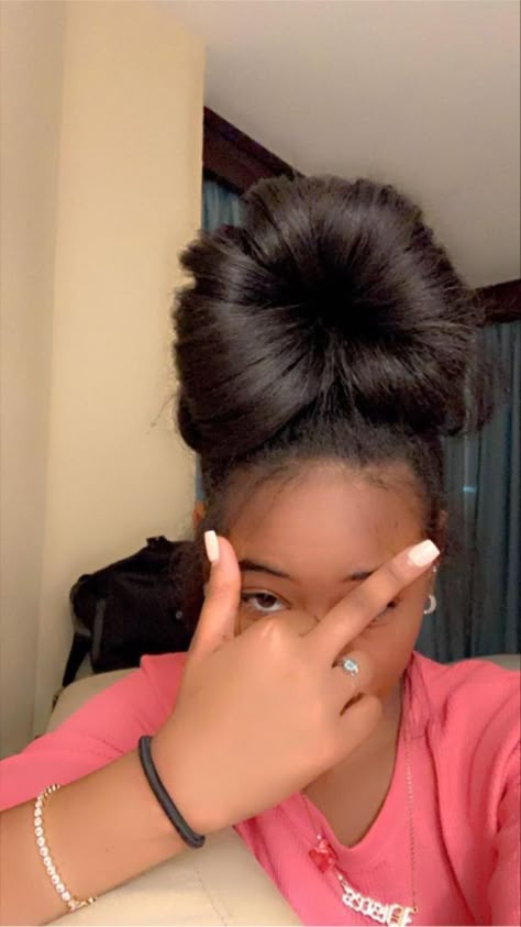 Bun Hairstyles Straight Hair, Straight Hairstyles Bun, Natural Hair Styles Easy 4c For School, Messy Bun Natural Hair, Natural Hair Styles Straight, Long Relaxed Hair, Natural Hair Bun Styles, Sleek Ponytail Hairstyles, Quick Natural Hair Styles