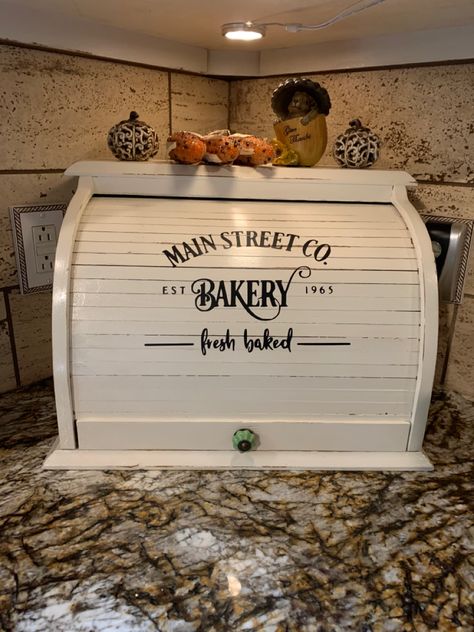 Painted Bread Box Ideas, Bread Box Ideas, Farmhouse Bread Boxes, Bread Holder, Thrift Flip Ideas, Wooden Bread Box, Kitchen Decor Collections, Bread Storage, Bread Bin