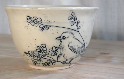 Mishima Ceramics, Drawing On Clay, Trendy Diys, Underglaze Techniques, Pottery Underglaze, Surface Decorations, Sgraffito Pottery, Clay Project Ideas, Decorating Pottery