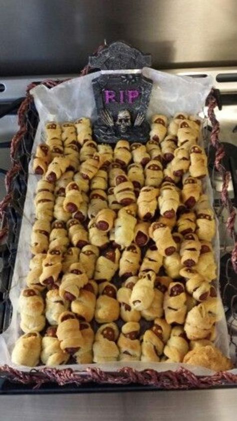 Diy Halloween Baby, Halloween Baby Shower Ideas, Halloween Party Appetizers, Halloween Food Appetizers, Halloween Baby Shower Theme, Easy Halloween Party, Halloween Fest, Halloween Dishes, Spooky Food