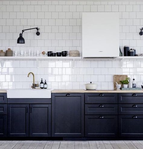 Dapur Skandinavia, Interior Dapur, Kabinet Dapur, Decor Ikea, Black Kitchen Cabinets, White Kitchen Design, Scandinavian Kitchen, Hus Inspiration, Black Cabinets