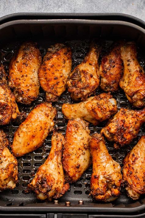 Fry Chicken Wings, Air Fry Chicken, Wings In The Air Fryer, Bbq Wings Recipe, Air Fryer Recipes Chicken Wings, Dry Rub Chicken Wings, Air Fry Chicken Wings, Air Fryer Wings, Bbq Chicken Wings