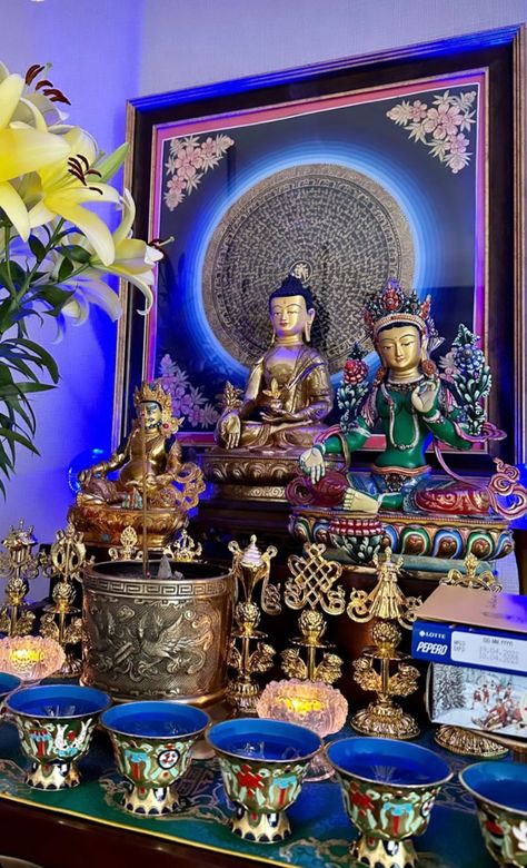 Meditation Alter, Buddha Shrine, Buddhism Beliefs, Spiritual Art Soul, Sacred Objects, Buddha Home Decor, Theravada Buddhism, Hippie Garden, Buddha Wisdom