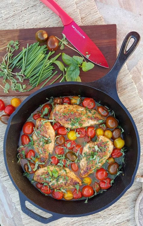 Balsamic Glazed Chicken with Heirloom Tomatoes and Fresh Herbs Recipe https://cleanfoodcrush.com/balsamic-chicken-and-tomatoes/ Fresh Herb Recipes, Balsamic Glazed Chicken, Balsamic Vinegar Chicken, Yummy Meals, Chicken Entrees, Herb Recipes, Chicken Meals, Balsamic Chicken, Clean Food Crush