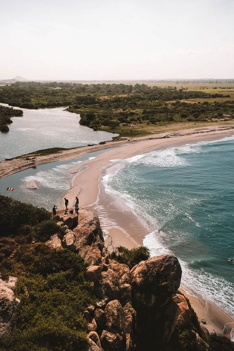 Climbing Elephant rock, Arugam Bay, Sri Lanka https://www.reisjunk.nl/sri-lanka/arugam-bay/ Tangalle Beach Sri Lanka, Galle Fort Sri Lanka, Sri Lanka Galle, Arugam Bay, Arugam Bay Sri Lanka Surfing, Elephant Beach Andaman, Elephant Rock, Elephant Orphanage Sri Lanka, Sri Lanka