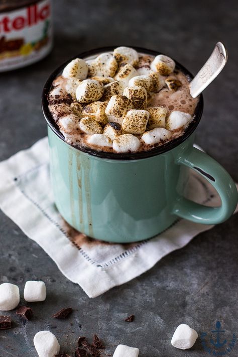 Nutella Hot Cocoa. Nutella, hot chocolate, mini marshmallows... the perfect winter treat. Nutella Hot Cocoa, Hot Chocolate With Marshmallows, Chocolate With Marshmallows, Decorações Com Comidas, Winter Treats, Nutella Recipes, Hot Chocolate Recipes, Think Food, Mini Marshmallows