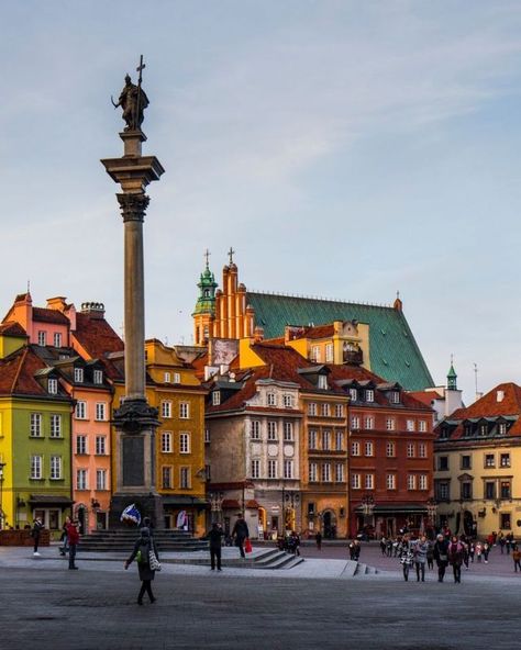 Warsaw Old Town Aesthetic, Warsaw Old Town, Polish Girl, Europe Aesthetic, Poland Travel, Old Town Square, Warsaw Poland, Central Europe, The Castle