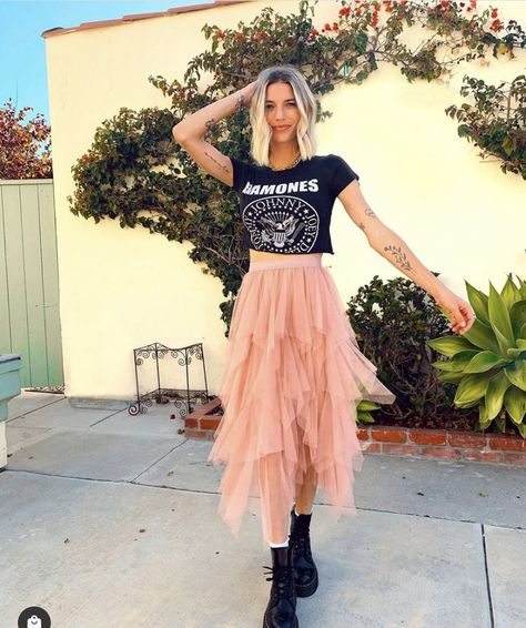 80s Tulle Skirt Outfit, Tshirt And Tutu Outfit Women, Long Pink Tulle Skirt Outfit, Tshirt And Tulle Skirt, Tulle Skirt Festival Outfit, Edgy Tulle Skirt Outfit, Rock Princess Outfit, Tulle Skirt With Tshirt, Cream Tulle Skirt Outfit