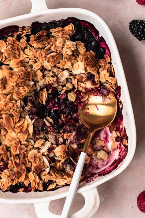 Healthy Berry Breakfast Crumble - Dairy Free Healthy Breakfast Crumble, Healthy Berry Recipes, Healthy Berry Dessert, Healthy Crumble Topping, Healthy Berry Crumble, Healthy Fruit Crumble, Lactose Free Breakfast, Gaps Desserts, Retreat Recipes