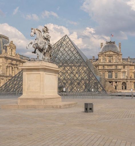 Mona Lisa In Museum, Paris Landscape Photography, The Louvre Museum Aesthetic, Paris Museums Aesthetic, Paris Louvre Museum Aesthetic, France Museum Aesthetic, Louvre Museum Photography, The Louvre Paris, Paris Aesthetic Louvre