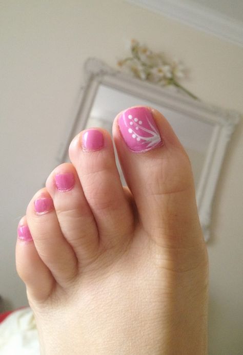 Nail art design toes Pedicure Simple Design, Pink Toe Nails With Design, Simple Toe Nail Designs, Design Toenails, Pretty Toenails, Flower Pedicure, Flower Toe Nails, Toenail Art Designs, Pink Toe Nails