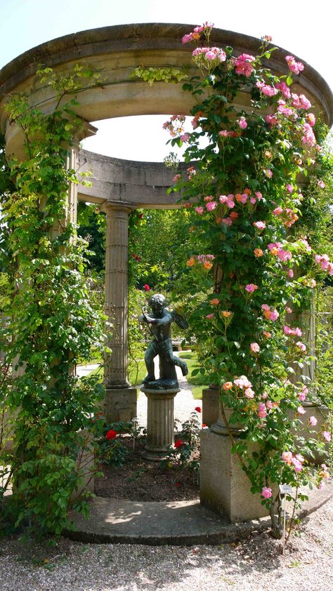 GARDEN Roseraie de l'Hay, south of Paris Gardens Of The World, Sprinklers, Formal Gardens, Charming Garden, Romantic Garden, Climbing Roses, Enchanted Garden, Gorgeous Gardens, Garden Structures