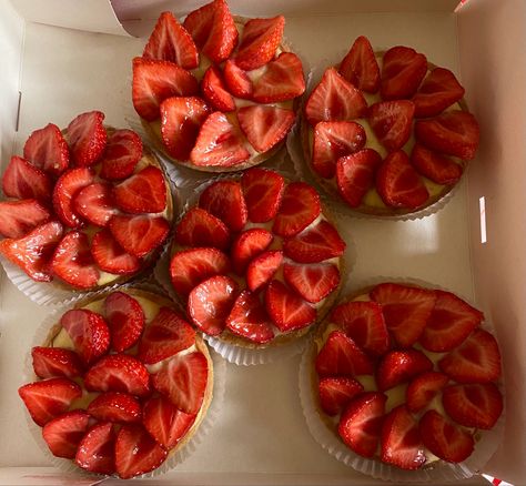 Strawberry Tarts Aesthetic, Strawberry Tart Decoration, Strawberry Tart Aesthetic, Tarts Strawberry, Strawberry Heaven, Tart Strawberry, Strawberry Tarts, Strawberry Food, Strawberry Tart