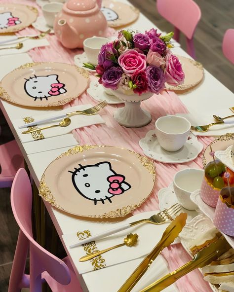 Hello Kitty Table Setting, Hello Kitty Picnic Party, Hello Kitty Brunch, Hello Kitty Cafe Party, Hello Kitty Table Decorations, Hello Kitty Dessert Table, Hello Kitty Party Ideas Decoration, Hello Kitty Centerpiece Ideas, Hello Kitty And Friends Party