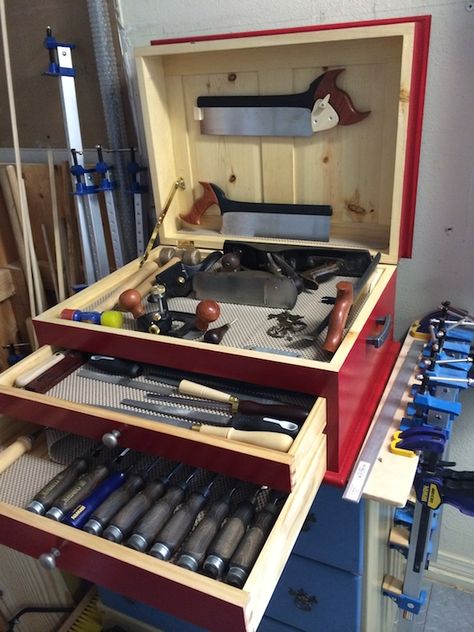 Build of Paul Sellers tool chest Wood Tool Chest, Hand Tool Woodworking, Old Tool Boxes, Tool Box Diy, Wood Tool Box, Workbench Designs, Tool Chests, Wooden Tool Boxes, Used Woodworking Tools