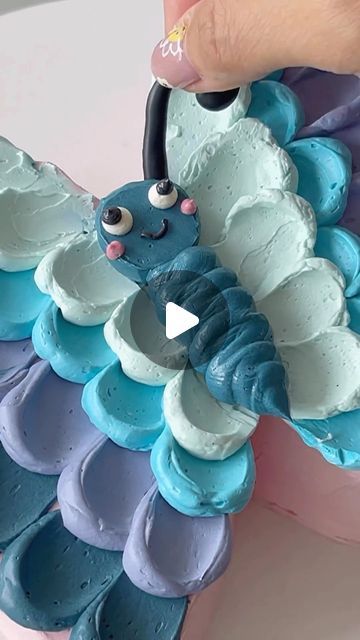 @decorelement on Instagram: "Butterfly shaped cake 🦋🩵 no mold or tracing needed 🦋💜🤩 Credit: @ohcakeswinnie #cake #cakedecorating #cakeinspiration #butterflycake #butterfly #cakehack #cakelove #buttercreamcake" Butterfly Shaped Cake, Butterfly Cupcake Cake, Cuppy Cake, Butterfly Cake Decorations, Pull Apart Cupcake Cake, Butterfly Birthday Cakes, Butterfly Cupcakes, Cake Diy, Cake Hacks