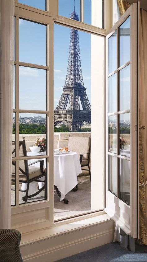 Shangri La Paris, Hotels In France, Paris Rooms, Stunning Hotels, Luxury Hotel Room, Shangri La Hotel, Hotel Entrance, Paris Luxury, Parisian Lifestyle