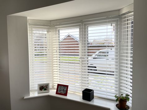 Wooden Blinds Bay Window, White Wooden Blinds Living Room, White Blinds Bedroom, Wooden Venetian Blinds Bay Window, Blinds Bay Window, Blinds For Bay Windows Living Rooms, Bay Window Blinds Living Room, Blinds For Bay Windows, Venetian Blinds Bay Window