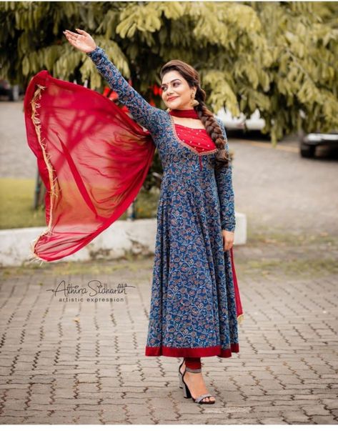 Indian Dresses For Women, Simple Frock Design, Long Gown Design, Churidar Designs, Anarkali Dress Pattern, Simple Kurta Designs, Designer Kurti Patterns, Simple Kurti Designs, Womens Trendy Dresses