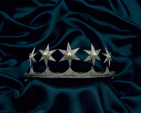 Star Tiara, Feyre Archeron, Ravenclaw Aesthetic, Danielle Steel, The Night Court, The Lunar Chronicles, Royal Crowns, Pearl Tiara, Royal Tiaras