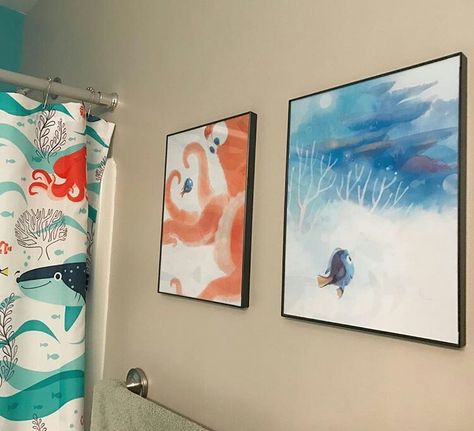 Finding Dori bathroom Disney Luca Bathroom, Nemo Bathroom Ideas, Finding Nemo Bathroom Ideas, Finding Nemo Room, Finding Nemo Bathroom Decor, Finding Nemo Bathroom, Disney Airbnb, Nemo Bathroom, Finding Nemo Poster