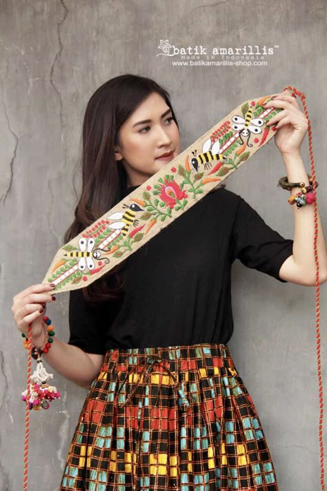 Batik Amarillis‘s  folklore obi belt  A delightful obi belt which features  adorable animals with Hungarian floral embroidery inspired/style  on jute/ goni with its long colorful cord and tassels - cinch in the waist of a dress/tunic. This belt can be worn so that it is wrapped in the front and tied at the back, wear it up high on the hips or low on the waist 🥀 🥀 🌸 🌻 💐 🌷#fashionphotography#fashioneditorials#madeinindon Waist Belt Ideas, Embroidery Belt Design, Belt Embroidery Design, Belt Diy Ideas, Batik Amarillis, Hand Embroidered Jewelry, Embroidery Belt, Saree With Belt, Navratri Dress