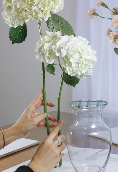 Diy Floral Vase Arrangements, Long Rectangular Flower Arrangements, Arranging Flowers In A Vase Diy, Vertical Flower Arrangement Design, How To Do Floral Arrangements, How To Arrange Flowers Centerpieces, How To Do Flower Arrangements, Small Floral Arrangements Simple, How To Make Floral Arrangements