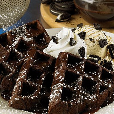 Cookies & Cream Waffles - Outback Steakhouse Copycat @keyingredient #cake #chocolate Oreo Waffles, Waffle Iron Recipes, Dessert Waffles, Waffle Maker Recipes, Chocolate Waffles, Waffle Cake, Outback Steakhouse, Chocolate Oreos, Cookies N Cream Cookies