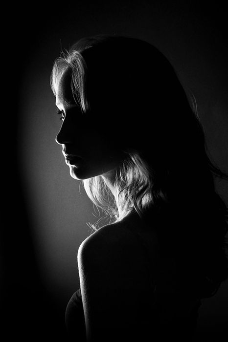 Backlight Photography, High Key Photography, Low Key Portraits, Low Key Photography, Dark Portrait, Studio Portrait Photography, Body Art Photography, Silhouette Photography, Art Photography Portrait