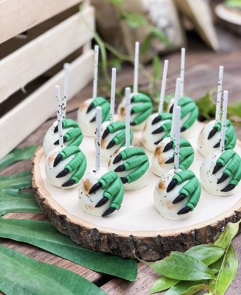 Jurassic Park Desserts, Jurassic Park Cupcakes Ideas, Cake Pops Dinosaur, Dinosaur Birthday Desserts, Jurassic Park Party Cake, Jurassic World Cupcakes, Jurassic Park Cupcakes, Jurassic Park Cake, Dinosaur Cake Pops