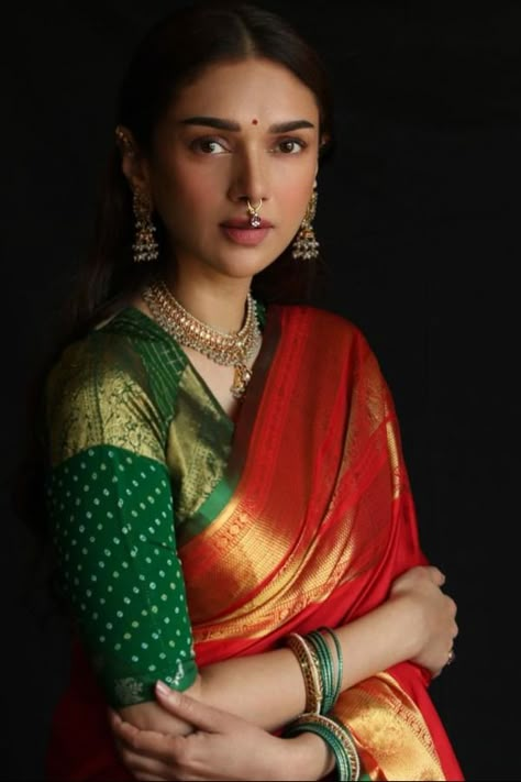 Red Saree With Green Blouse, Paithani Saree Blouse Pattern, Aditi Rao Hydari, Clothes Drawing, Aditi Rao, Bridal Sarees South Indian, South Indian Sarees, Indian Look, Indian Photoshoot