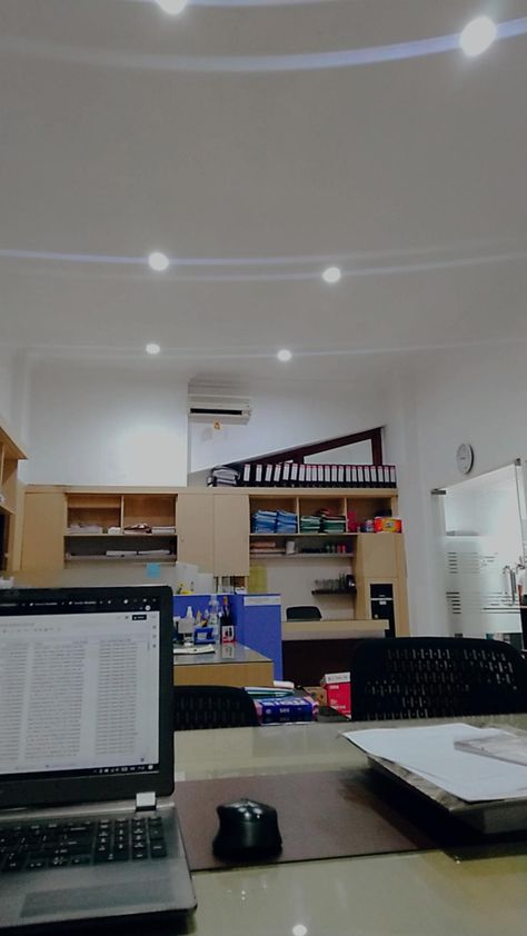 kantor Ruang Kantor Aesthetic, Ruang Kerja Aesthetic, Meja Kantor Aesthetic, Office Fake Story, Pap Dikantor, Pap Kerja, Office Snap, Server Room, Office Pictures