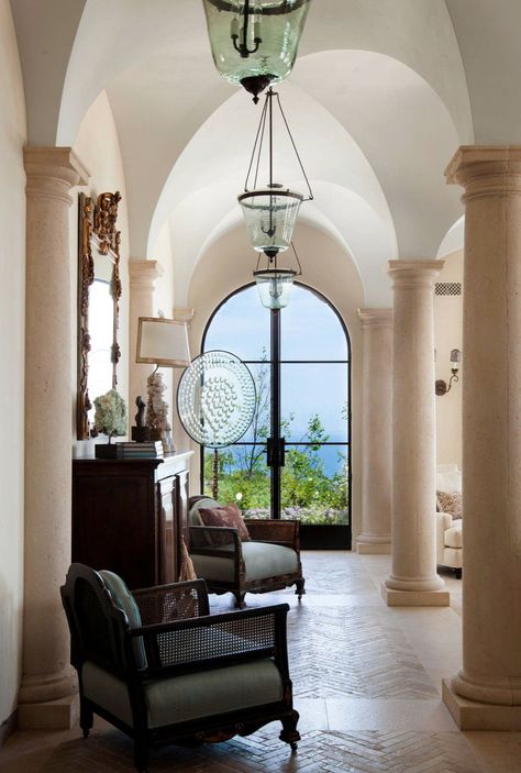 This sprawling Italianate home in Malibu, California was designed by Paul Brant Williger Architect to be reminiscent of a Tuscan farmhouse. Spanish Thank You, Style Toscan, Eccentric Decor, Tuscan Farmhouse, Best Modern House Design, Tuscan Design, Hallway Designs, Mediterranean Home Decor, Tuscan House