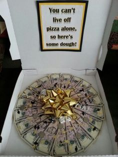 Money pizza I made for my sons graduation. Very easy to make: Money Wreath, Money Pizza, Wedding Origami, Money Craft, Jordan 16, Money Gift Ideas, Money Birthday, Graduation Money Gifts, Graduation Money