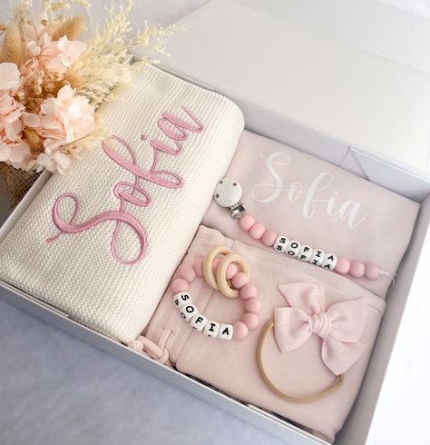 This Personalised Baby Gift Set comes with: 1x Tracksuit Jumper and 1x Tracksuit Pants Knit Blanket with embroidered Name Personalised Teether Personalised Dummy Chain Headband Medium Size Matt White Magnetic Closing Lid Gift Box, With Personalised Name On Lid Gift Box Dimensions: 340mm x 260mm x 90mm Our Personalised Baby Gift Set is a perfect present for a new parent or for your little loved ones. Our gift sets are beautifully and thoughtfully packed in a medium size matt white magnetic closin Gifts For A Newborn, Personalised Baby Blanket, Baby Personalized Gift Ideas, Newborn Personalized Gifts, Baby Gift Packing Ideas, Personal Baby Gifts, Baby Gift Box Ideas, Cricut Baby Gifts, Baby Shower Present Ideas